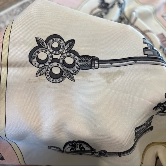 Hermes Scarf Printed  Silk 100% 34x34” with box - Picture 7 of 11
